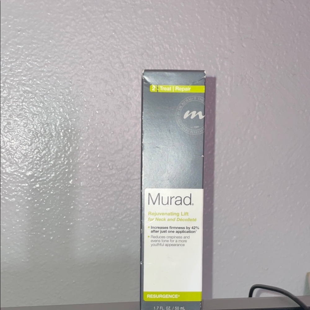 Murad Rejuvenating Lift for Neck and Décolleté - Green and White